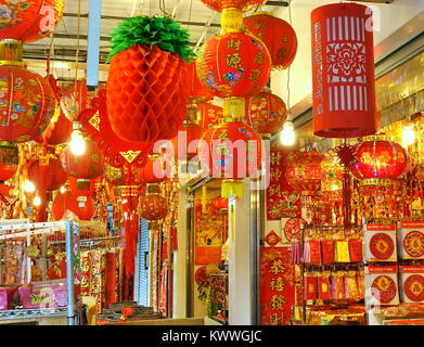 KAOHSIUNG, TAIWAN - 31. Dezember 2017: dekorationen Chinesischen neue Jahr mit Glück Symbole Bedeutung Wohlstand sind auf Verkauf in einem Geschäft Stockfoto