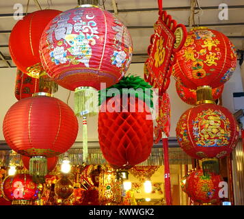 KAOHSIUNG, TAIWAN - 31. Dezember 2017: dekorationen Chinesischen neue Jahr mit Glück Symbole Bedeutung Wohlstand sind auf Verkauf in einem Geschäft Stockfoto