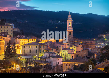 Stadtbild von Dolcedo in der Dämmerung - kleine Stadt im ligurischen Alpen, Italien. Die wichtigsten Wahrzeichen der Stadt ist der Glockenturm der Kirche von Saint Thomas (Chiesa di Sa Stockfoto