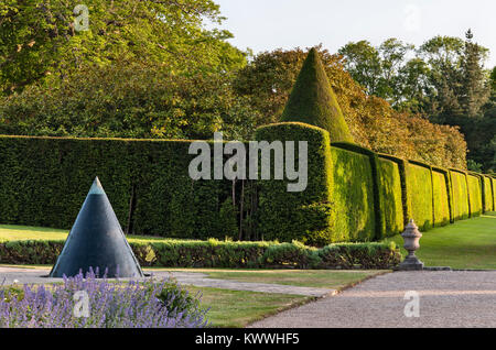 Antony House, Torpoint, Cornwall, UK. Die Antony Kegel, eine Skulptur entworfen von William Pye. Es ist das Echo der berühmten abgeschnitten Eibe Kegel im Garten Stockfoto