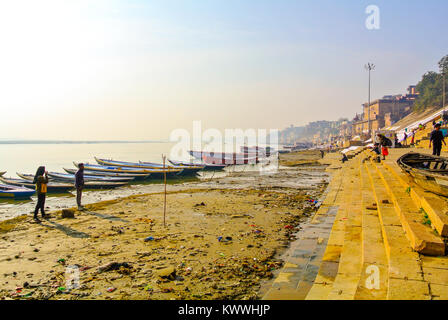 Panoramablick auf die Ufer des Ganges in der Morgen, Varanasi, Indien Stockfoto