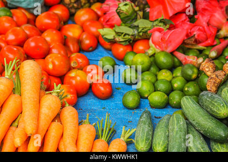 Fülle von Kräutern und Gemüse in einem lokalen indonesischen Markt in Nordsumatra angezeigt Stockfoto