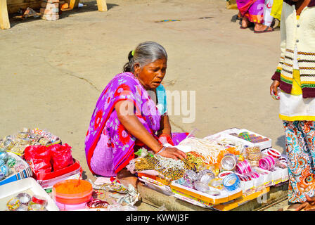 Indische weibliche Verkäufer am Stand von bunten indischen Zubehör in der Straße, Varanasi Indien Stockfoto
