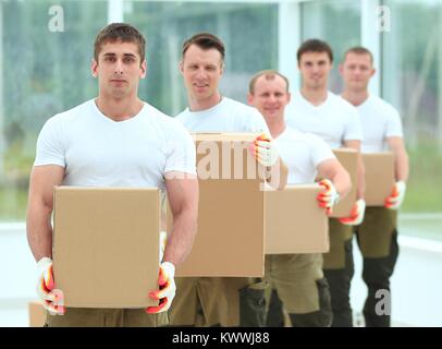Meister und Arbeiter mit Boxen von Baustoffen Stockfoto