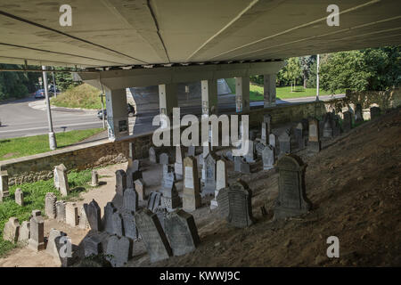 Autobahn Autobahnbrücke über den Jüdischen Friedhof in Turnov, Nordböhmen, Tschechische Republik. Die Unterführung wurde 1988-1991 im Auftrag des kommunistischen Behörden gebaut. Stockfoto