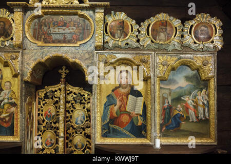 Traditionelle Karpatische Symbole in der aus Holz geschnitzte Ikonostase in der All Saints Church (Kostel Všech svatých) im Dorf Dobříkov in Ostböhmen, Tschechische Republik. Die traditionelle Karpatische hölzerne Kirche wurde ursprünglich im Jahre 1679 in dem Dorf Velika Kopanya in Karpaten Ruthenia gebaut (heute in der Ukraine). 1859 Die verlassene Kirche wurde auf dem nahe gelegenen Dorf Khlomovets (auch in der Ukraine) übertragen und in 1930 wurde es wieder auf die aktuelle Lage in Dobříkov verschoben. Die Kirche ist jetzt von der Tschechoslowakischen hussitischen Kirche verwendet. Stockfoto