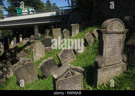 Autobahn Autobahnbrücke über den Jüdischen Friedhof in Turnov, Nordböhmen, Tschechische Republik. Die Unterführung wurde 1988-1991 im Auftrag des kommunistischen Behörden gebaut. Stockfoto