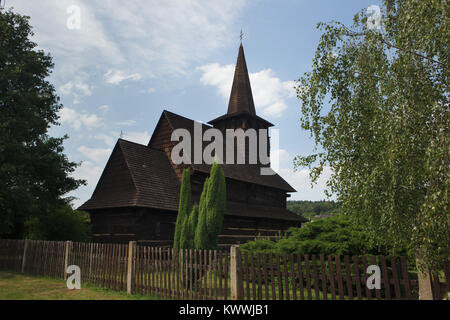 All Saints Church (Kostel Všech svatých) im Dorf Dobříkov in Ostböhmen, Tschechische Republik. Die traditionelle Karpatische hölzerne Kirche wurde ursprünglich im Jahre 1679 in dem Dorf Velika Kopanya in Karpaten Ruthenia gebaut (heute in der Ukraine). 1859 Die verlassene Kirche wurde auf dem nahe gelegenen Dorf Khlomovets (auch in der Ukraine) übertragen und in 1930 wurde es wieder auf die aktuelle Lage in Dobříkov verschoben. Die Kirche ist jetzt von der Tschechoslowakischen hussitischen Kirche verwendet. Stockfoto