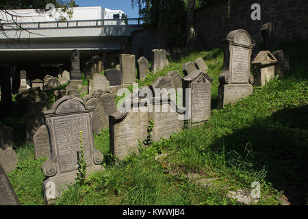 Autobahn Autobahnbrücke über den Jüdischen Friedhof in Turnov, Nordböhmen, Tschechische Republik. Die Unterführung wurde 1988-1991 im Auftrag des kommunistischen Behörden gebaut. Stockfoto