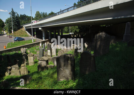 Autobahn Autobahnbrücke über den Jüdischen Friedhof in Turnov, Nordböhmen, Tschechische Republik. Die Unterführung wurde 1988-1991 im Auftrag des kommunistischen Behörden gebaut. Stockfoto