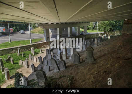 Autobahn Autobahnbrücke über den Jüdischen Friedhof in Turnov, Nordböhmen, Tschechische Republik. Die Unterführung wurde 1988-1991 im Auftrag des kommunistischen Behörden gebaut. Stockfoto