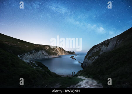 Die Milchstraße über St. Oswald's Bay at Durdle Door auf der Dorset Jurassic Coast Stockfoto