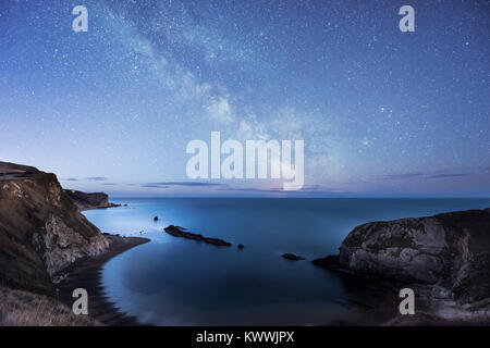 Die Milchstraße über St. Oswalds Bay at Durdle Door auf der Dorset Jurassic Coast Stockfoto