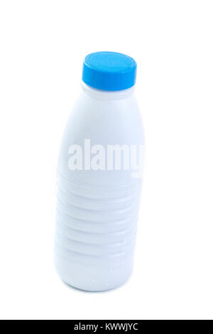 Kunststoff Flasche mit blauer Deckel für Milchprodukte. Auf weissem Hintergrund Stockfoto