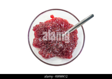 Himbeermarmelade in Glas Schale mit Löffel auf weißem Hintergrund Stockfoto