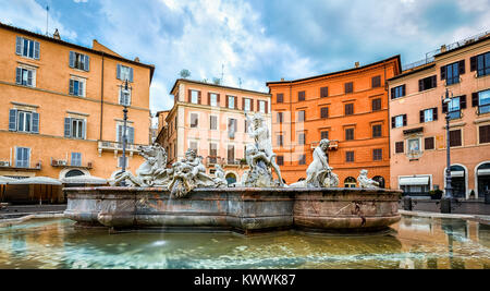 Nahaufnahme der Neptun Brunnen auf der Piazza Navona in Rom. Früh morgens leer geschossen von Touristen. Stockfoto