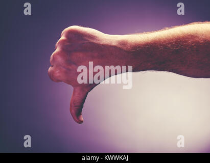 Daumen runter männliche Hand Zeichen Stockfoto