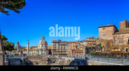 Das Foro Traiano in Rom unter einem perfekten blauen Himmel. Es ist Der trajun Spalte auf der linken Seite und die Santa Maria di Loreto Kirche im Hintergrund Stockfoto