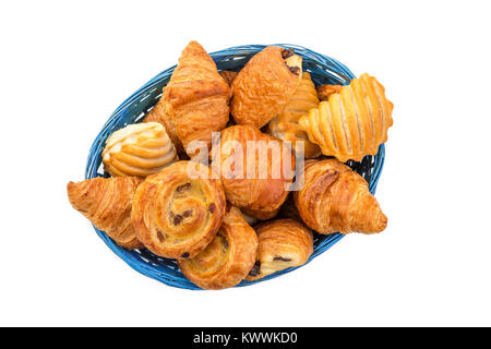 Schließen Sie herauf Gourmet Buttrig und flockig Gebäck in Wien Stil auf einem Korb Ansicht von oben mit weißen Hintergrund. Stockfoto