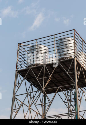 Stahl Wassertank auf dem Metall Turm für den Einsatz im grünen Bereich. Stockfoto
