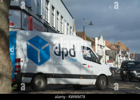 Parcel Delivery van fahren durch das Stadtzentrum in Farnborough, Hampshire, Großbritannien Stockfoto