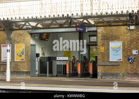 SOUTHEND-ON-SEA, Vereinigtes Königreich - 01. NOVEMBER 2017: Thorpe Bay Railway Station, Essex, Vereinigtes Königreich Stockfoto