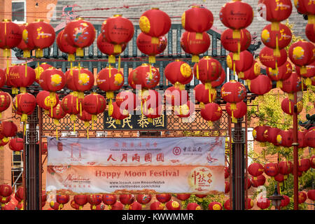 LONDON, Großbritannien - 01. NOVEMBER 2017: Chinesische Laternen in Chinatown während des Happy Moon Festivals Stockfoto