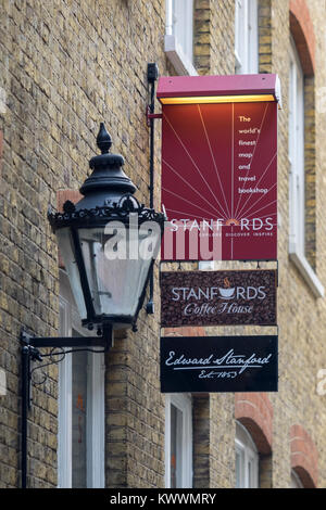 LONDON, Großbritannien - 01. NOVEMBER 2017: Schild vor Stanfords - A Map and Bookshop in Long Acre Stockfoto