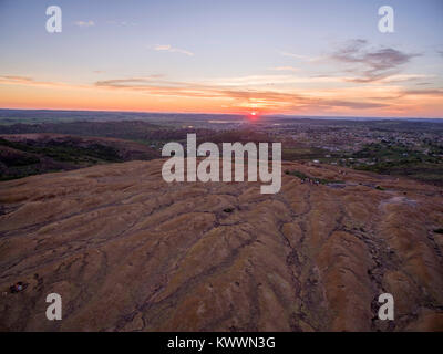 Ein dramatischer Sonnenuntergang in Domboshawa, Simbabwe. Stockfoto