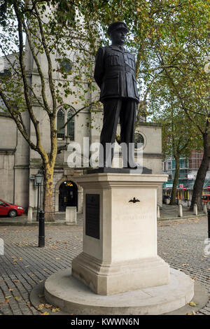 LONDON, Großbritannien - 01. NOVEMBER 2017: Statue von Sir Arthur Harris vor der St. Clement Danes Church Stockfoto