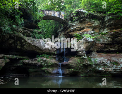 Brücke über den Wasserfall Landschaft. Schönen Panoramablick auf die Landschaft der Wasserfall in der Höhle des alten Mannes in Hocking Hills State Park im Südosten von Ohio. Stockfoto