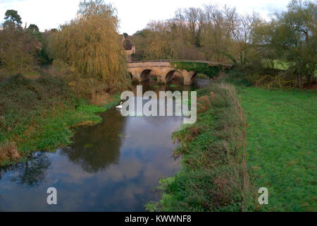 Drone Ansicht der Brücke über den Fluss Welland, duddington Dorf; Northamptonshire, England, Großbritannien Stockfoto