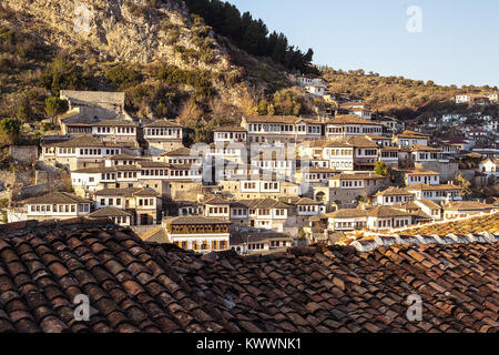 Blick auf Mangalem Viertel in Berat, historische Stadt im Süden Albaniens, der an einem sonnigen Tag. Weißen Häusern aus Stein auf einem hohen Hügel übereinander gebaut Stockfoto