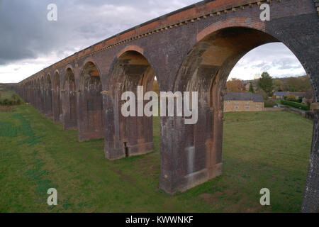 Drone Aussicht auf den Fluss Welland Tal; Harringworth Eisenbahnviadukt; Northamptonshire County; England Stockfoto