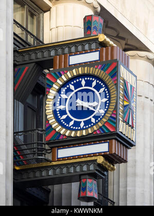 LONDON, Großbritannien - 01. NOVEMBER 2017: Kunstvoll verzierte Uhr im Jugendstil vor dem Peterborough House, jetzt Londoner Büros von Goldman Sachs Internationa Stockfoto