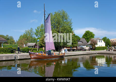 Zeesenboot, einem traditionellen hölzernen Segelboot im Hafen von Wustrow, Fischland, Mecklenburg-Vorpommern, Ostsee, Deutschland, Europa Stockfoto