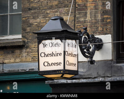 LONDON, Großbritannien - 01. NOVEMBER 2017: Alte Laterne vor Ye Olde Cheshire Cheese, Einem traditionellen britischen Pub in der Fleet Street Stockfoto