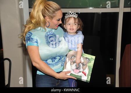 2017 Bash für die Bulldoggen im Kimmel Center für das universitäre Leben, Teil der New York University in New York City. Mit: Coco Austin, Chanel Nicole Wo: New York City, New York, United States Wenn: 04 Dez 2017: Rob Rich/WENN.com Stockfoto