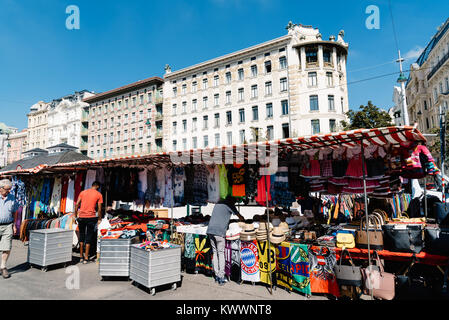 Wien, Österreich - 17. August 2017: Naschmarkt in Wien. Es ist ein Lebensmittel und Flohmarkt, vor Majolika Haus von Otto Wagner Stockfoto