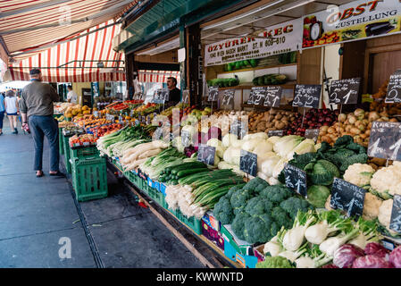 Wien, Österreich - 17. August 2017: Naschmarkt in Wien. Es ist ein Lebensmittel und Flohmarkt, vor Majolika Haus von Otto Wagner Stockfoto