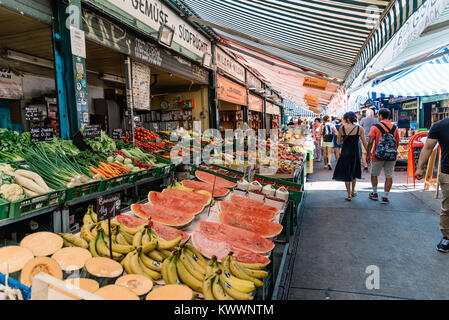 Wien, Österreich - 17. August 2017: Naschmarkt in Wien. Es ist ein Lebensmittel und Flohmarkt, vor Majolika Haus von Otto Wagner Stockfoto