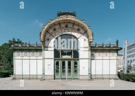 Wien, Österreich - 17. August 2017: U-Bahn Eingang und Jugendstil Pavillon am Karlsplatz in Wien. Von Otto Wagner entworfen Stockfoto