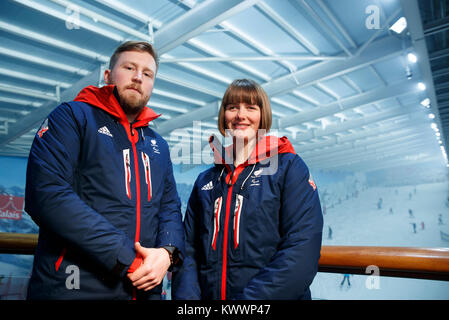 ParalympicsGB Skifahrer Millie Knight und Führer Brett Wild während der ParalympicsGB 2018 Winter Olympics Alpin und Snowboard Team Ankündigung, Am Snowcenter, Hemel Hempstead. Stockfoto