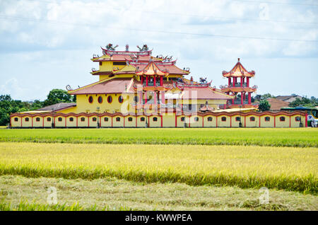 Tempel neben geerntet Reisfeld, Sekinchan, Malaysia - sekinchan, was wörtlich bedeutet "Dorf geeignet für Plantation" in Chinesisch, lebt bis zu Stockfoto