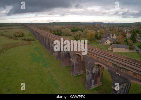 Drone Aussicht auf den Fluss Welland Tal; Harringworth Eisenbahnviadukt; Northamptonshire County; England Stockfoto