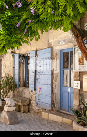 Blaue Fensterläden und Eingang zum Atelier La Glycine in Saint Remy de Provence, Frankreich Stockfoto