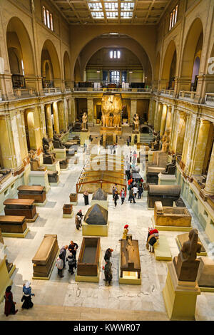 Menschen betrachten die Artefakte auf dem Display in der zentralen Halle des Ägyptischen Museums von Antiquitäten, Kairo, Ägypten Stockfoto