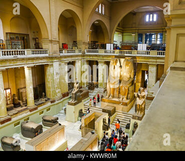 Menschen betrachten die Artefakte auf dem Display in der zentralen Halle des Ägyptischen Museums von Antiquitäten, Kairo, Ägypten Stockfoto