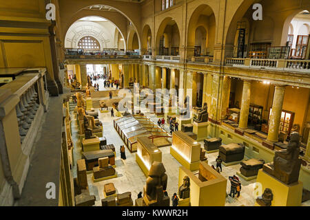 Menschen betrachten die Artefakte auf dem Display in der zentralen Halle des Ägyptischen Museums von Antiquitäten, Kairo, Ägypten Stockfoto