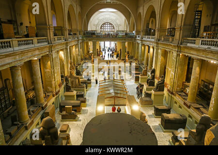 Menschen betrachten die Artefakte auf dem Display in der zentralen Halle des Ägyptischen Museums von Antiquitäten, Kairo, Ägypten Stockfoto